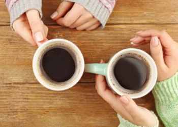 Ilustrasi minum kopi. (Suara.com)