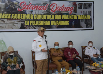 Penjabat Gubernur Gorontalo, Hamka Hendra Noer memberikan sambutan pada pelepasan sapi di Pelabuhan Kwandang, Kabupaten Gorontalo Utara, Rabu (27/6/2022). (Foto: Salman)