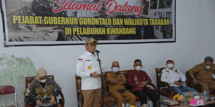 Penjabat Gubernur Gorontalo, Hamka Hendra Noer memberikan sambutan pada pelepasan sapi di Pelabuhan Kwandang, Kabupaten Gorontalo Utara, Rabu (27/6/2022). (Foto: Salman)