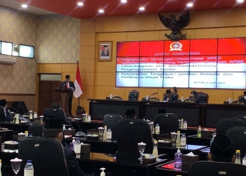 Wali Kota Blitar, Santoso saat menyampaikan tanggapan terhadap pandangan umum fraksi DPRD Kota Blitar, Senin (6/6/2022). (Foto: Thoha/gopos)