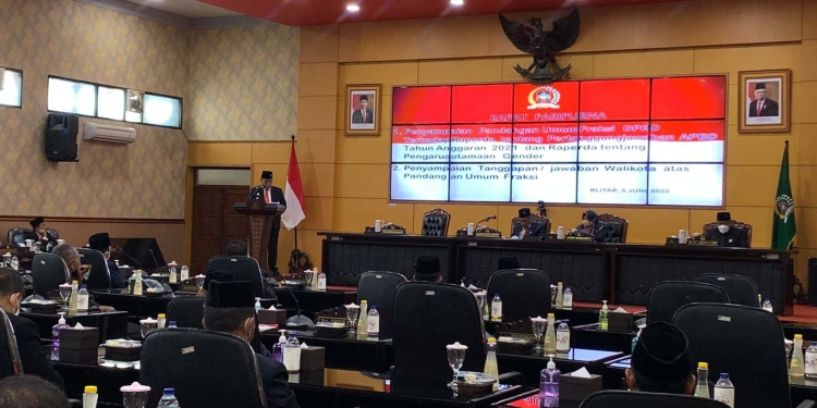 Wali Kota Blitar, Santoso saat menyampaikan tanggapan terhadap pandangan umum fraksi DPRD Kota Blitar, Senin (6/6/2022). (Foto: Thoha/gopos)