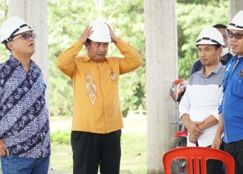 Thariq Modanggu di dampingi Haris Z. Latif  saat meninjau mesjid yang ada di kompleks blok plan. (foto.istimewa)