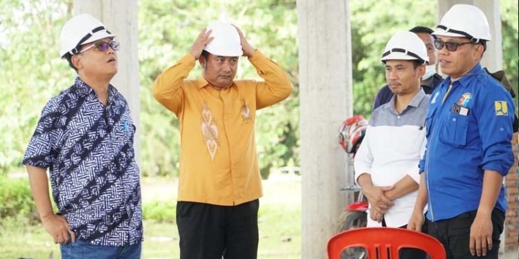 Thariq Modanggu di dampingi Haris Z. Latif  saat meninjau mesjid yang ada di kompleks blok plan. (foto.istimewa)