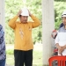 Thariq Modanggu di dampingi Haris Z. Latif  saat meninjau mesjid yang ada di kompleks blok plan. (foto.istimewa)
