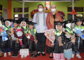 Penjagub Gorontalo Hamka Hendra Noer bersama Bunda PAUD Provinsi Gorontalo drg. Gamaria Monoarfa berfoto bersama wisudawan wisudawati Murid TK Marhama Angkatan IX Tahun Pelajaran 2021/2022 yang berlokasi di Desa Buhu, Kecamatan Telaga Jaya, Kabupaten Gorontalo, Selasa (28/6/202). (Foto: Salman)