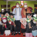 Penjagub Gorontalo Hamka Hendra Noer bersama Bunda PAUD Provinsi Gorontalo drg. Gamaria Monoarfa berfoto bersama wisudawan wisudawati Murid TK Marhama Angkatan IX Tahun Pelajaran 2021/2022 yang berlokasi di Desa Buhu, Kecamatan Telaga Jaya, Kabupaten Gorontalo, Selasa (28/6/202). (Foto: Salman)
