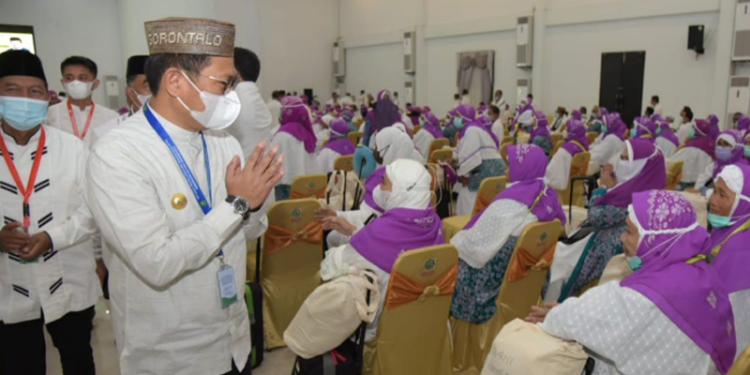Penjagub Gorontalo, Hamka Hendra Noer (kiri), memberi ucapan selamat jalan kepada jemaah haji Kloter 14 UPG di aula Asrama Haji Gorontalo, Selasa (28/6/2022). (Foto: Salman)