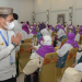 Penjagub Gorontalo, Hamka Hendra Noer (kiri), memberi ucapan selamat jalan kepada jemaah haji Kloter 14 UPG di aula Asrama Haji Gorontalo, Selasa (28/6/2022). (Foto: Salman)