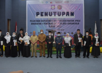 Foto bersama Penjagub Hamka Hendra Noer bersama 12 peserta terbaik Pelatihan Kepemimpinan Administrator (PKA) Angkatan I pada acara penutupan pelatihan yang berlangsung di BPSDM, Senin (27/6/2022). Dalam kesempatan itu pula Hamka menghadiahkan karyanya berupa  Buku dengan judul Ketidaknetralan Birokrasi Indonesia kepada peserta terbaik. (Foto: Salman)
