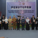 Foto bersama Penjagub Hamka Hendra Noer bersama 12 peserta terbaik Pelatihan Kepemimpinan Administrator (PKA) Angkatan I pada acara penutupan pelatihan yang berlangsung di BPSDM, Senin (27/6/2022). Dalam kesempatan itu pula Hamka menghadiahkan karyanya berupa Buku dengan judul Ketidaknetralan Birokrasi Indonesia kepada peserta terbaik. (Foto: Salman)
