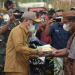 Penjagub Gorontalo, Hamka Hendra Noer saat menyerahkan bantuan pertanian kepada perwakilan petani di Kabupaten Gorontalo, Senin (13/06/22).