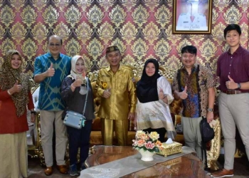 Para peniliti dari Universitas Negeri Gorontalo dan London School saat berkunjung ke rumah jabatan Bupati Pohuwato, Senin (06/06/2022). (Foto istimewa)