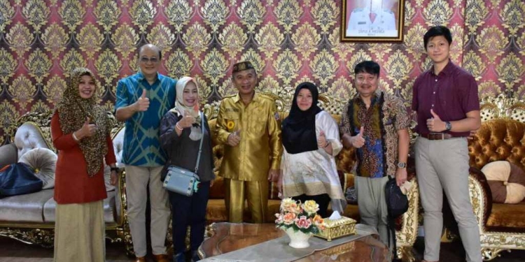 Para peniliti dari Universitas Negeri Gorontalo dan London School saat berkunjung ke rumah jabatan Bupati Pohuwato, Senin (06/06/2022). (Foto istimewa)