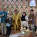 Para peniliti dari Universitas Negeri Gorontalo dan London School saat berkunjung ke rumah jabatan Bupati Pohuwato, Senin (06/06/2022). (Foto istimewa)