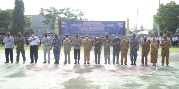 Foto bersama usai pelaksanaan apel Gelar Pasukan Operasi Patuh Otanaha 2022 Kepolisian Daerah (Polda) di lapangan Mapolda Gorontalo, Senin (13/6/2022), dipimpin Kapolda Gorontalo, dihadiri Penjabat Gubernur Gorontalo Hamka Hendra Noer dan jajaran Forkopimda Gorontalo.  (Foto: Salman)