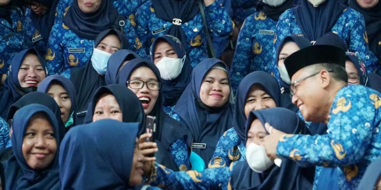 Thariq Modanggu ketika foto bersama dengan pegawai di lingkungan Pemerintah Kabupaten Gorontalo Utara, saat apel korpri. (foto.istimewa)