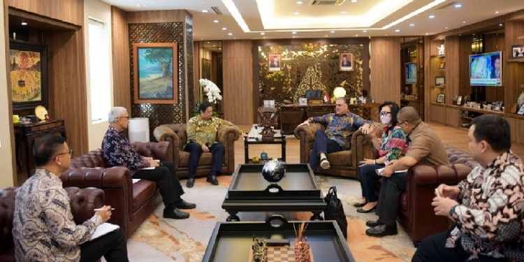 Menteri Koordinator Bidang Perekonomian Airlangga Hartarto menerima kedatangan General Manager IBM Asia Pacific Paul Burton di Jakarta, Selasa (21/6).