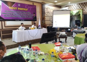 Suasana Rapat bersama pimpinan OPD yang dipimpin Penjagub Hamka Hendra Noer bersama Sekdaprov Gorontalo Darda Daraba Minggu (5/6/2022) yang berlangsung di Aula Rujab Wakil Gubernur. (Foto: Nova)