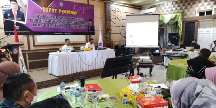 Suasana Rapat bersama pimpinan OPD yang dipimpin Penjagub Hamka Hendra Noer bersama Sekdaprov Gorontalo Darda Daraba Minggu (5/6/2022) yang berlangsung di Aula Rujab Wakil Gubernur. (Foto: Nova)
