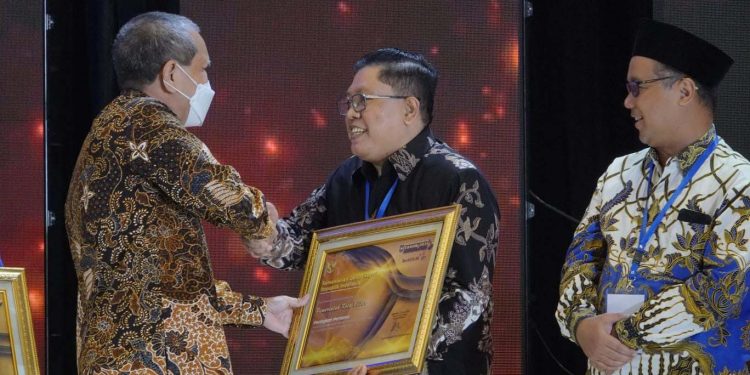 Wali Kota Blitar, Santoso saat menerima penghargaan di Bidang Keuangan oleh Kemendagri. (Foto: dok. Pemkot Blitar)