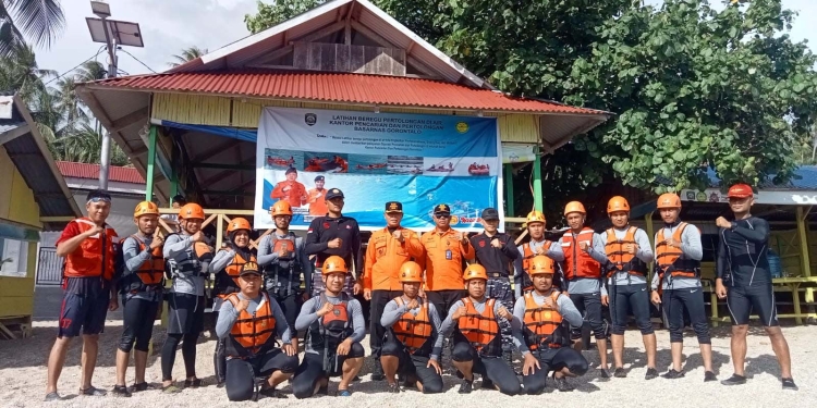 Latihan beregu pertolongan di air, oleh kantor Pencarian dan Pertolongan Basarnas Gorontalo, Selasa (28/6/2022). (Foto: istimewa)