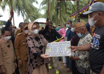 Ketua TPPKK drg. Gamaria saat turut menyerahkan bantuan pada masyarakat petani, Senin (13/06/2022).
