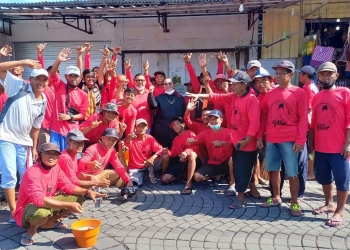 Anggota DPRD Jatim, Erma Susanti (baju hitam) saat bersama tukang becak di area Makam Bung Karno, Sabtu (18/6/2022). (Foto: Thoha/gopos)
