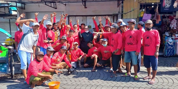 Anggota DPRD Jatim, Erma Susanti (baju hitam) saat bersama tukang becak di area Makam Bung Karno, Sabtu (18/6/2022). (Foto: Thoha/gopos)