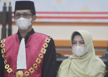 Ketua Pengadilan Negeri Limboto R. Hendy N. Saputro bersama istri. (Foto: Putra/Gopos)