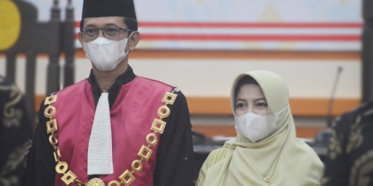 Ketua Pengadilan Negeri Limboto R. Hendy N. Saputro bersama istri. (Foto: Putra/Gopos)