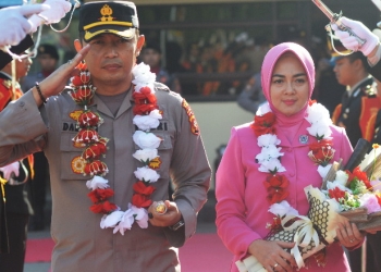 Kapolres Gorontalo, AKBP Dadang Wijaya bersama istri. (Foto: Putra/Gopos)