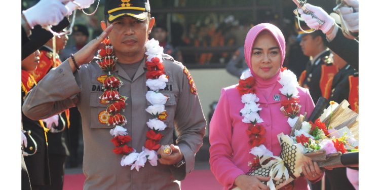 Kapolres Gorontalo, AKBP Dadang Wijaya bersama istri. (Foto: Putra/Gopos)