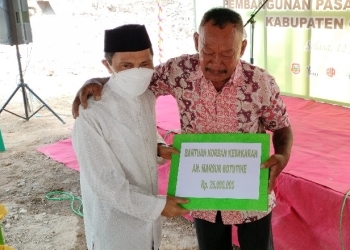 Warga Kelurahan Kayubulan, Kecamatan Limboto yang mengalami bencana kebakaran beberapa waktu lalu akhirnya menerima bantuan dari Pemerintah Kabupaten Gorontalo dalam hal ini Bupati Gorontalo, Nelson Pomalingo. (Foto: Putra/Gopos)