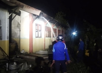 Proses penanganan kebakaran oleh pihak Damkar Kabupaten Gorontalo. (Foto: Istimewa)