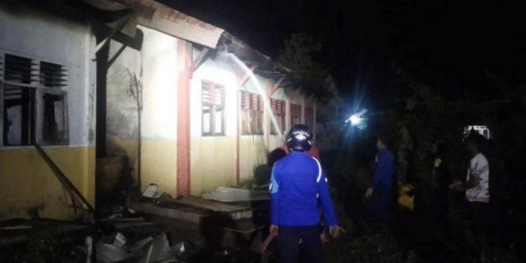 Proses penanganan kebakaran oleh pihak Damkar Kabupaten Gorontalo. (Foto: Istimewa)