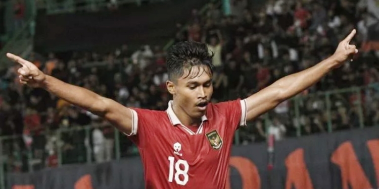 Pesepak bola Tim Nasional Indonesia U-19 Alfriyanto Nico (tengah) melakukan selebrasi usai mencetak gol kedua ke gawang Tim Nasional Filipina U-19 Cian Gabriel (kanan) dalam laga penyisihan Grup Piala AFF U19 2022 di Stadion Patriot Chandrabhaga, Bekasi, Jawa Barat, Jumat (8/7/2022). ANTARA FOTO/Suara.com