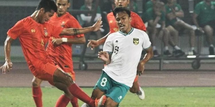 Pemain Timnas Indonesia U-19, Arkhan Fikri (kanan) berebut bola dengan pemain Timnas Myanmar U-19 dalam laga penyisihan Grup Piala AFF U-19 2022 di Stadion Patriot, Bekasi, Minggu (10/7/2022). [ANTARA FOTO/Suara com)