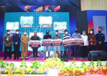 Launching KUR Klaster Bohusami oleh PT. BSG dan OJK ditandai dengan penyerahan secara simbolis KUR Klaster Bohusami kepada beberapa pemohon, di Gedung Auditorium Bone Bolango, Selasa (12/7/2022). (Foto AKP/Diskominfo)