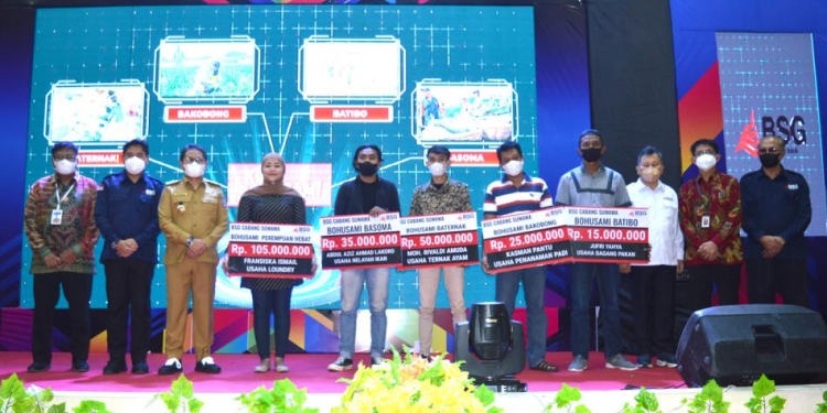 Launching KUR Klaster Bohusami oleh PT. BSG dan OJK ditandai dengan penyerahan secara simbolis KUR Klaster Bohusami kepada beberapa pemohon, di Gedung Auditorium Bone Bolango, Selasa (12/7/2022). (Foto AKP/Diskominfo)