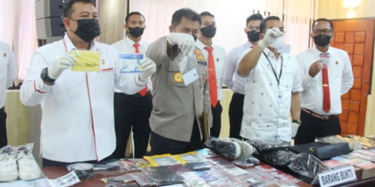 SKIMMING BANK SULUTGI - Kepolisian Daerah (Polda) Sulut melalui Subdit II Perbankan Ditreskrimsus berhasil mengungkap kasus dan mengamankan sindikat pelaku kejahatan skimming pada Bank SulutGo.