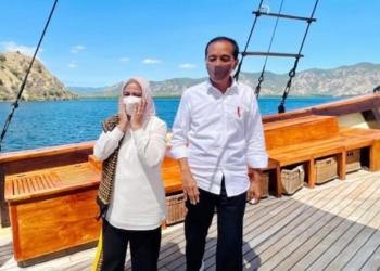 Presiden Joko Widodo atau Jokowi dan Iriana Jokowi saat berfoto di kapal pinisi dalam perjalanan menuju Pulau Rinca, Kabupaten Manggarai Barat, Nusa Tenggara Timur (NTT), Kamis (21/7/2022). (Biro Pers Sekretariat Presiden/Suarakalbar.id)