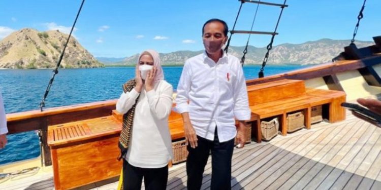 Presiden Joko Widodo atau Jokowi dan Iriana Jokowi saat berfoto di kapal pinisi dalam perjalanan menuju Pulau Rinca, Kabupaten Manggarai Barat, Nusa Tenggara Timur (NTT), Kamis (21/7/2022). (Biro Pers Sekretariat Presiden/Suarakalbar.id)