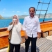 Presiden Joko Widodo atau Jokowi dan Iriana Jokowi saat berfoto di kapal pinisi dalam perjalanan menuju Pulau Rinca, Kabupaten Manggarai Barat, Nusa Tenggara Timur (NTT), Kamis (21/7/2022). (Biro Pers Sekretariat Presiden/Suarakalbar.id)