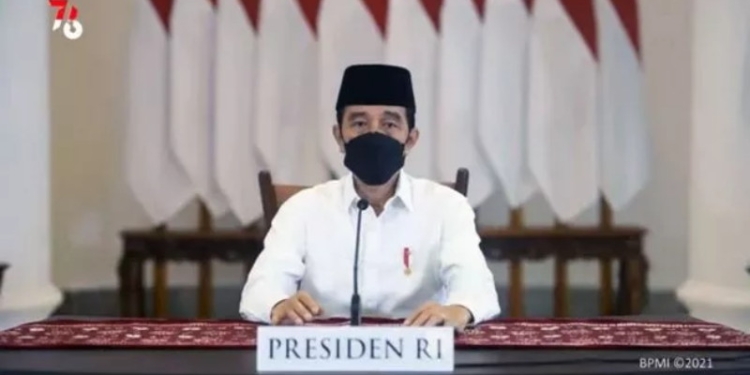 Presiden Joko Widodo (Jokowi) menyampaikan pidato dalam acara Takbir Akbar Virtual menyambut Hari Raya Idul Adha 2021 yang disiarkan kanal YouTube Sekretariat Presiden, Senin (19/7/2021). (Suara.com)