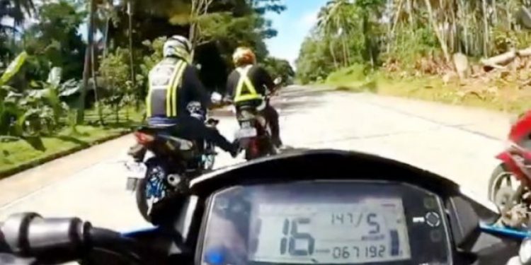 Aksi mendorong motor. (Suara.com)