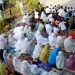 Saat para jemaah tengah khusyuk menjalankan salat, tiba-tiba datang sapi yang hilang kendali [SuaraBali.id]