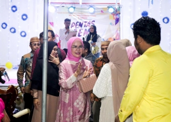 Wakil Bupati Merlan S. Uloli membuka kegiatan Pentas Seni yang dilaksanakan oleh mahasiswa KKP Universitas Gorontalo dan Karang Taruna Ratuwangi di Kantor Desa Poowo, Rabu (27/7/2022) malam. (Foto Yudi/Sespri Wabup)