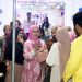 Wakil Bupati Merlan S. Uloli membuka kegiatan Pentas Seni yang dilaksanakan oleh mahasiswa KKP Universitas Gorontalo dan Karang Taruna Ratuwangi di Kantor Desa Poowo, Rabu (27/7/2022) malam. (Foto Yudi/Sespri Wabup)