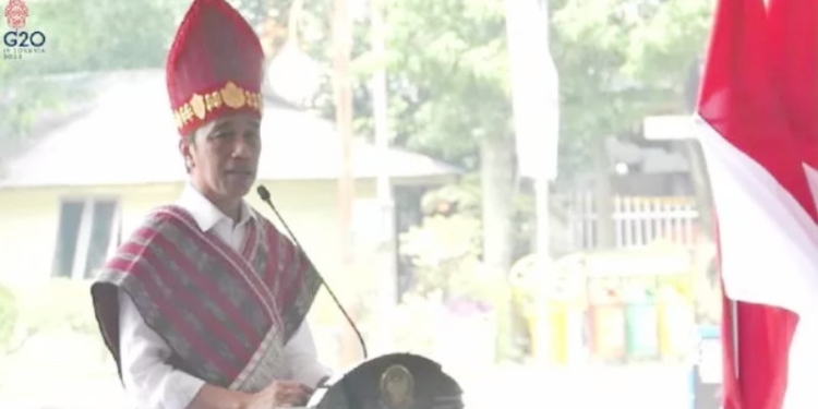 Presiden Jokowi saat berpidato di acara Puncak Peringatan Hari Keluarga Nasional ke-29 Tahun 2022 di Medan, Kamis (7/7/2022). (Tangkap Layar YouTube Sekretariat Presiden/Suara.com)