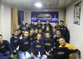 Bupati Hamim Pou didampingi Tim Kerja Bupati Irwan Bempah dan Kadis Kominfo Misnawati Wantogia saat berpose dengan para jurnalis pada Workshop Jurnalistik dengan tema "Merawat Bone Bolango Memberikan Informasi Publik Yang Baik dan Benar", yang digelar di KMP Moinit , Senin (18/7/2022) malam. (Foto Istimewa)